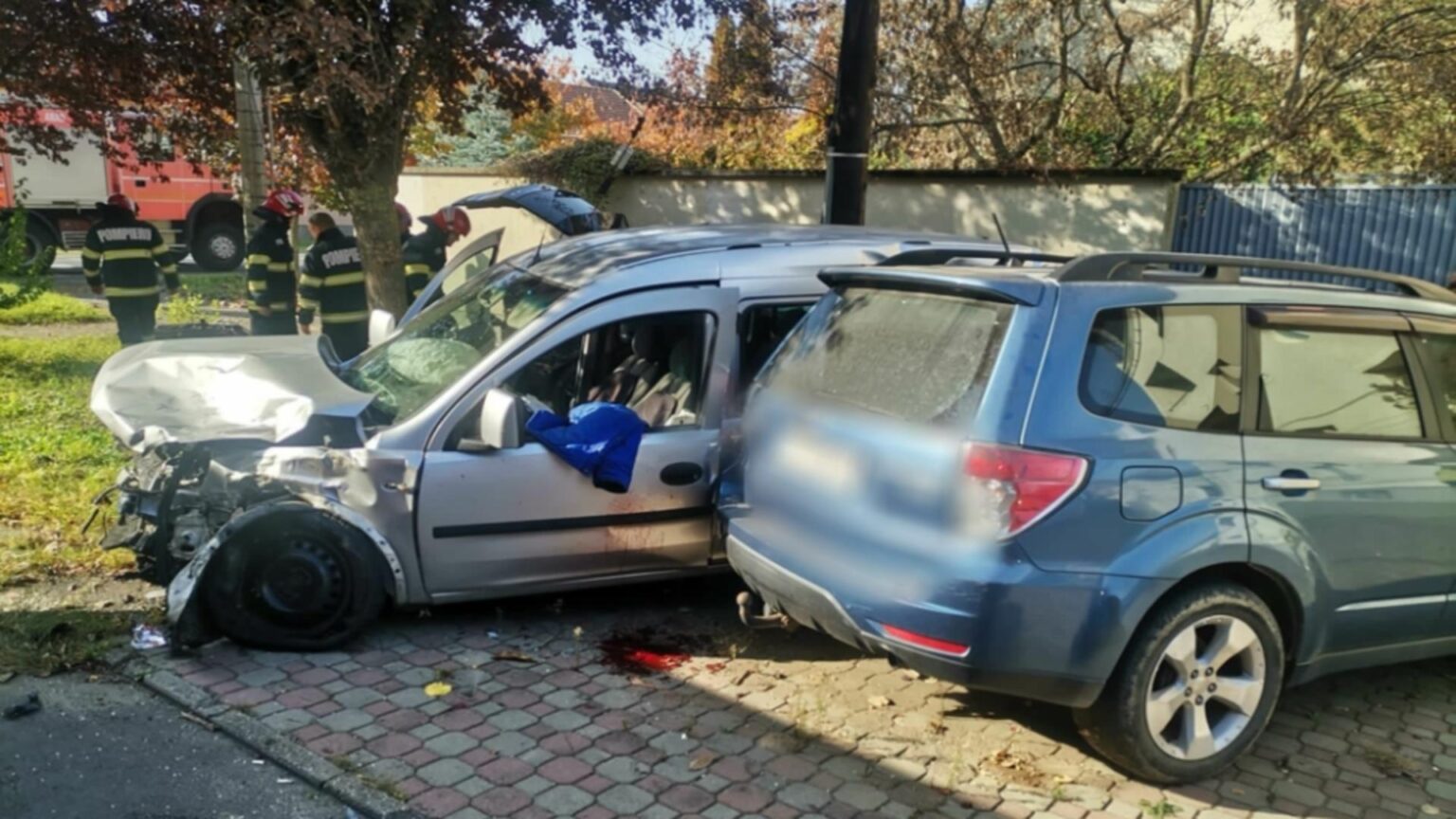 Carambol cu 3 mașini în Arad. Două persoane au fost rănite și transportate la spital