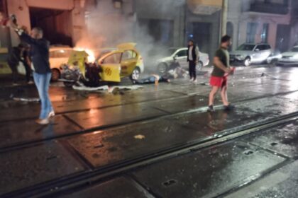 Accident grav în centrul Bucureștiului. Un taxi a luat foc după impactul cu un autobuz. O persoană decedată, alte 4 în stare gravă (VIDEO)