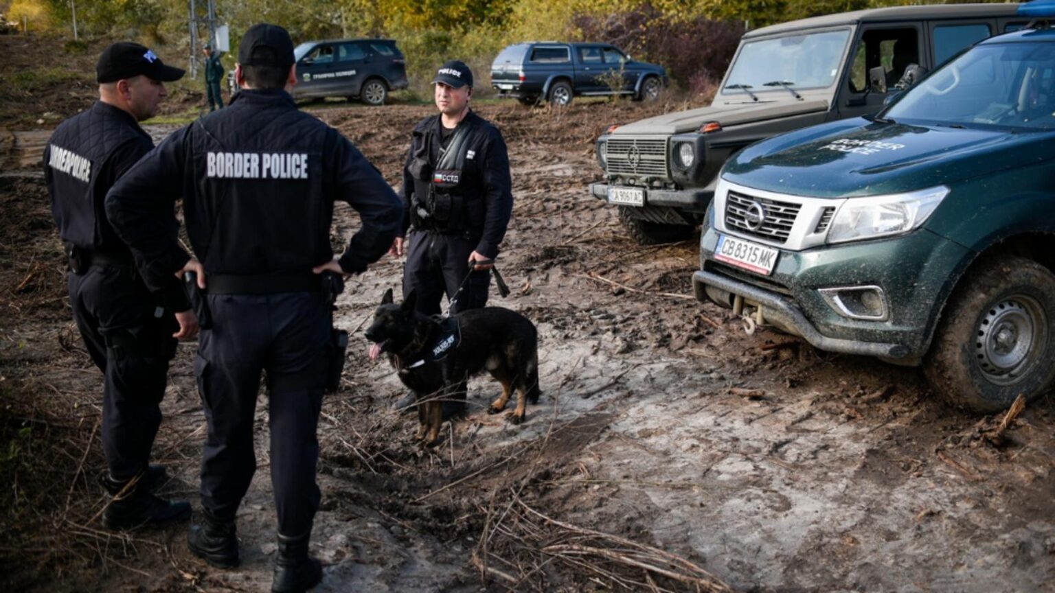 Poliţist bulgar, în uniformă, prins în timp ce transporta migranţi ilegali