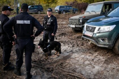 Poliţist bulgar, în uniformă, prins în timp ce transporta migranţi ilegali