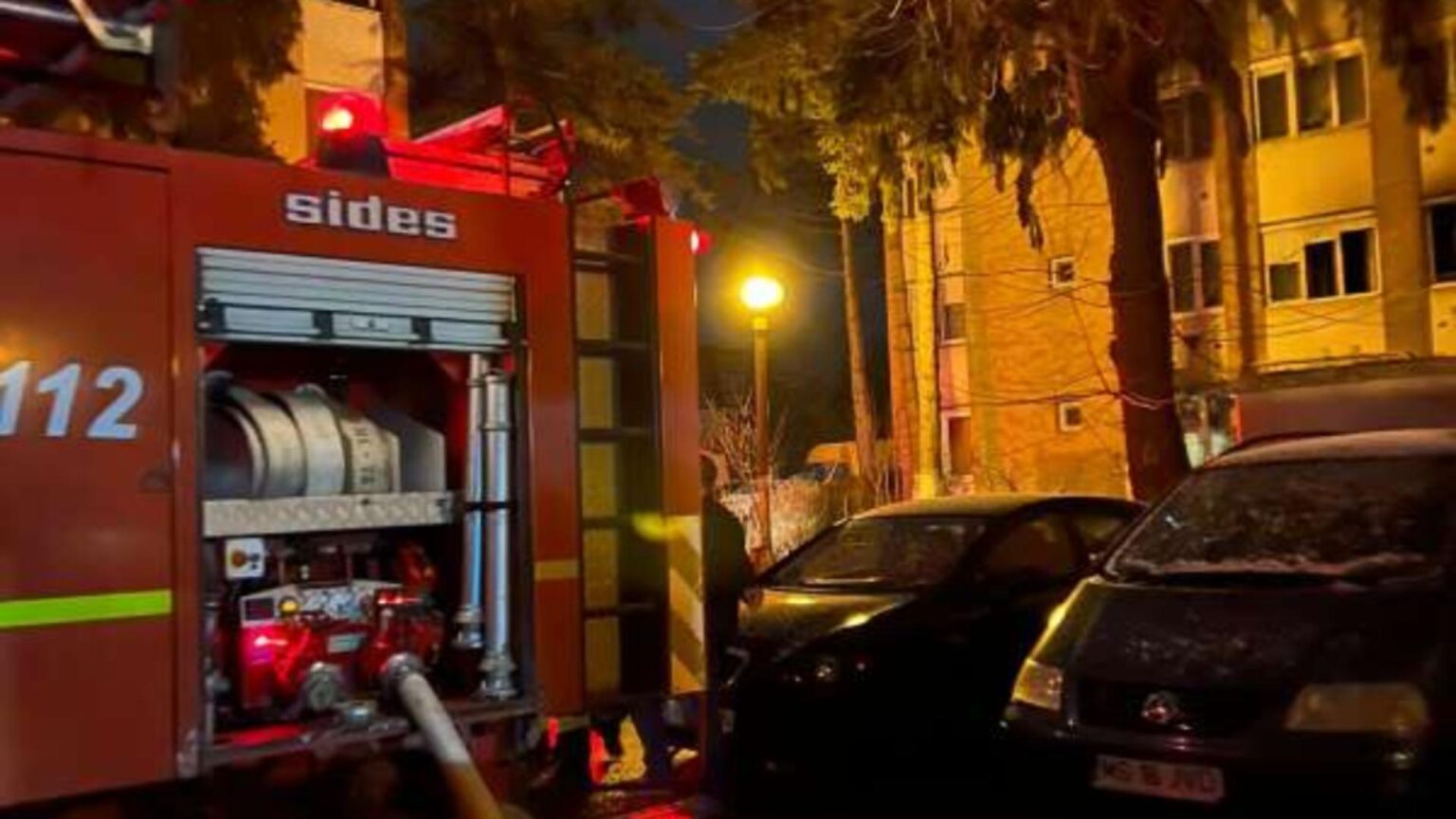 44 de persoane, evacuate dintr-un bloc din Găești, din cauza unui incendiu! 8 oameni au primit îngrijiri la fața locului: alte două persoane, transportate la spital