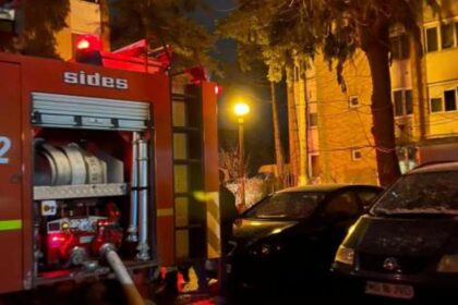 44 de persoane, evacuate dintr-un bloc din Găești, din cauza unui incendiu! 8 oameni au primit îngrijiri la fața locului: alte două persoane, transportate la spital