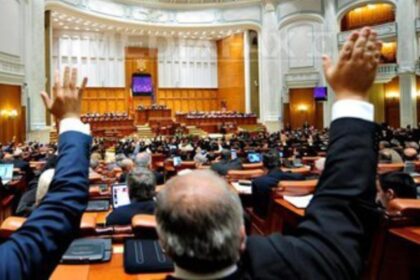 Românii fac foamea, parlamentarii se lăfăie în lux. De la 1 martie întreținerea aleșilor costă mai mult