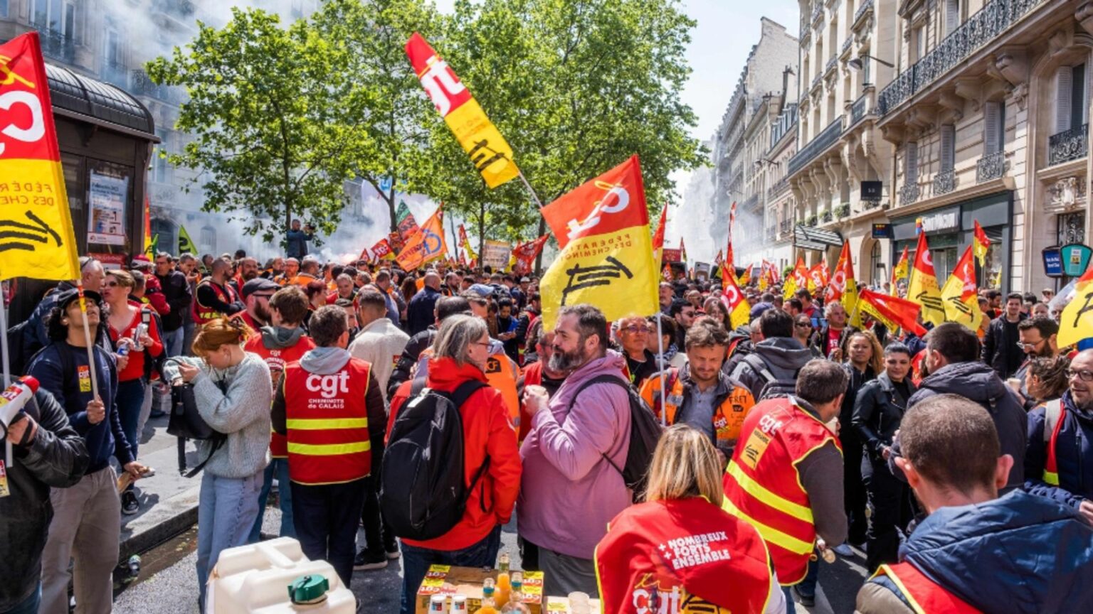 Francezii nu se lasă! Mulțimea furioasă a descins în biroul ministrului Transporturilor și apoi a dat năvală în sediul Comisiei Europene din Paris