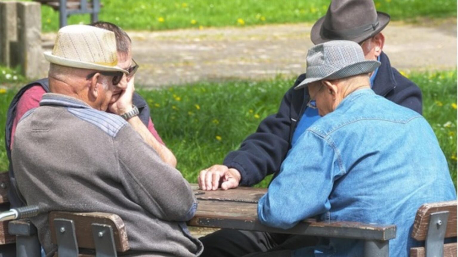 Pensionari fictivi, folosiți la decontul cupoanelor de transport, în Iași