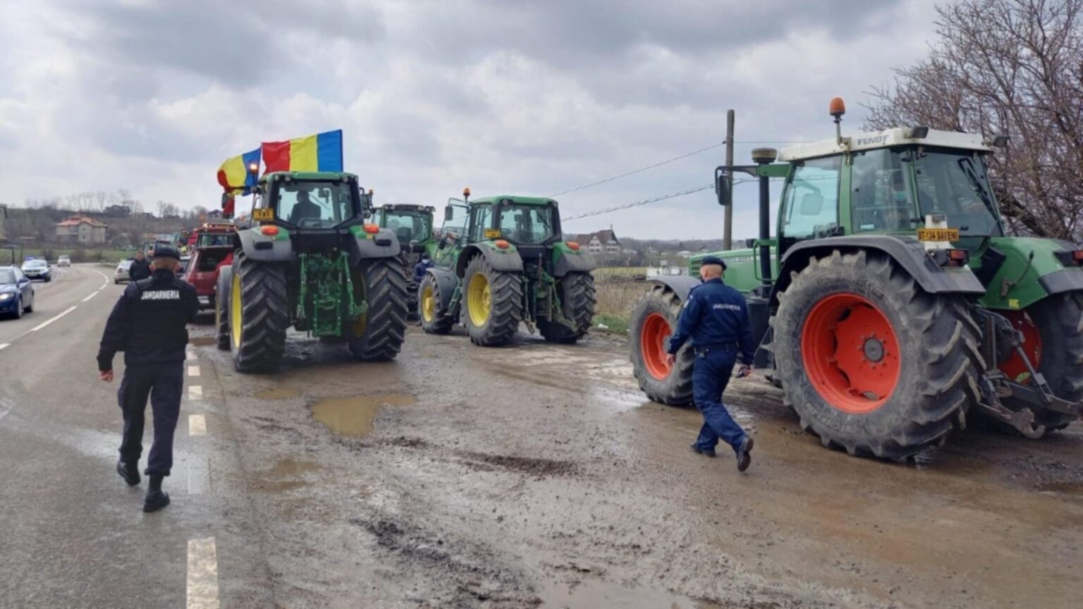 Fermierii protestează în țară și în București. Zeci de utilaje ar urmă să se adune în Capitală