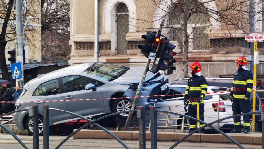 Accident spectaculos în față sediului Poliției Române din București. Imagini incredibile