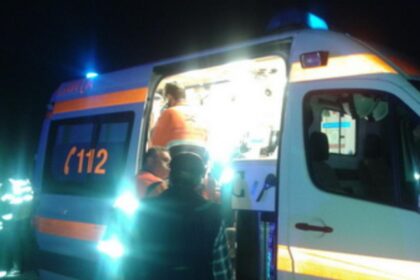 Accident teribil în Vaslui. Copil de 3 ani, transportat de urgență la spital, după ce a căzut de la etajul 3