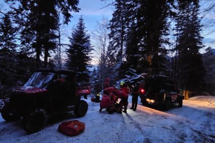 Misiune de salvare extremă în Munții Baiului. Un turist a supraviețuit unei căderi de 70 de metri cu ATV-ul