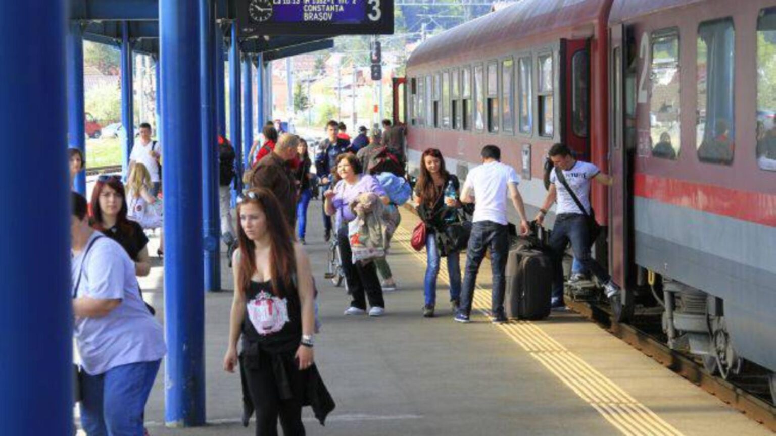 Marea economie la buget, după ce Bolojan le-a tăiat studenților biletele de tren. Cifra halucinantă înregistrată, după măsurile absurde de austeritate