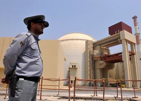 Iran își îndeamnă sportivii și tinerii să formeze „lanțuri umane” în jurul centralelor, în așteptarea atacurilor SUA