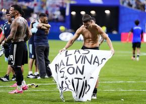 Argentina riscă sancțiuni din cauza bannerului afișat de jucătorii ei după meci!