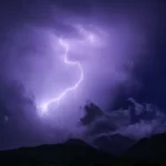Femeie de 34 de ani, lovită de fulger în Suceava. Victima a ajuns la spital cu arsuri